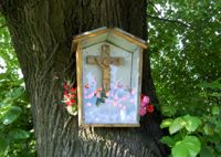 kapliczka na drzewie