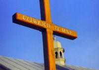 Krzyż przy kościele - 1998 r.